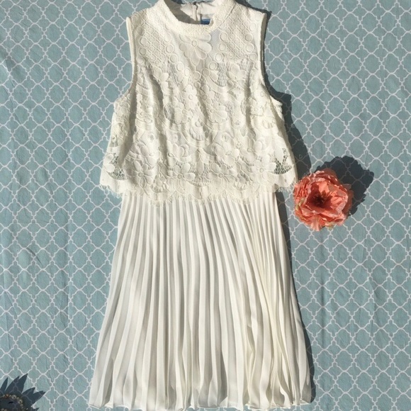 ✨HP!✨ CeCe Pleat Chiffon & Lace Popover Dress - Picture 3 of 8